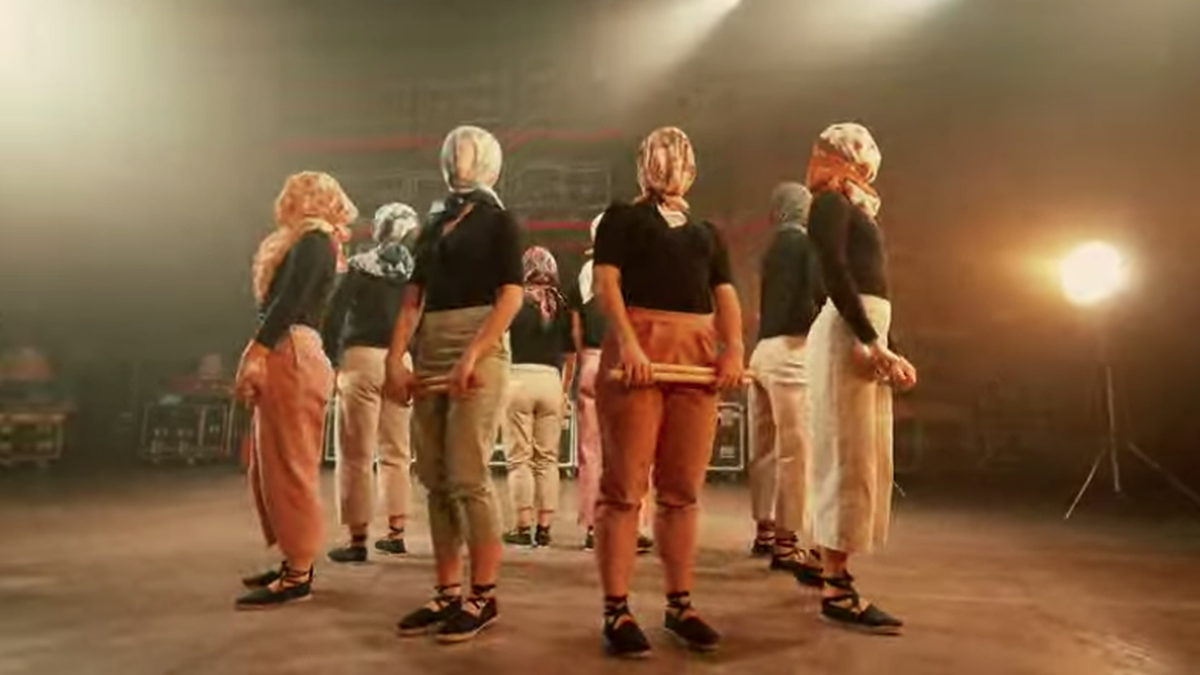 Oinkariren 50. urteurreneko abestia ondu du Korrontzi taldeak