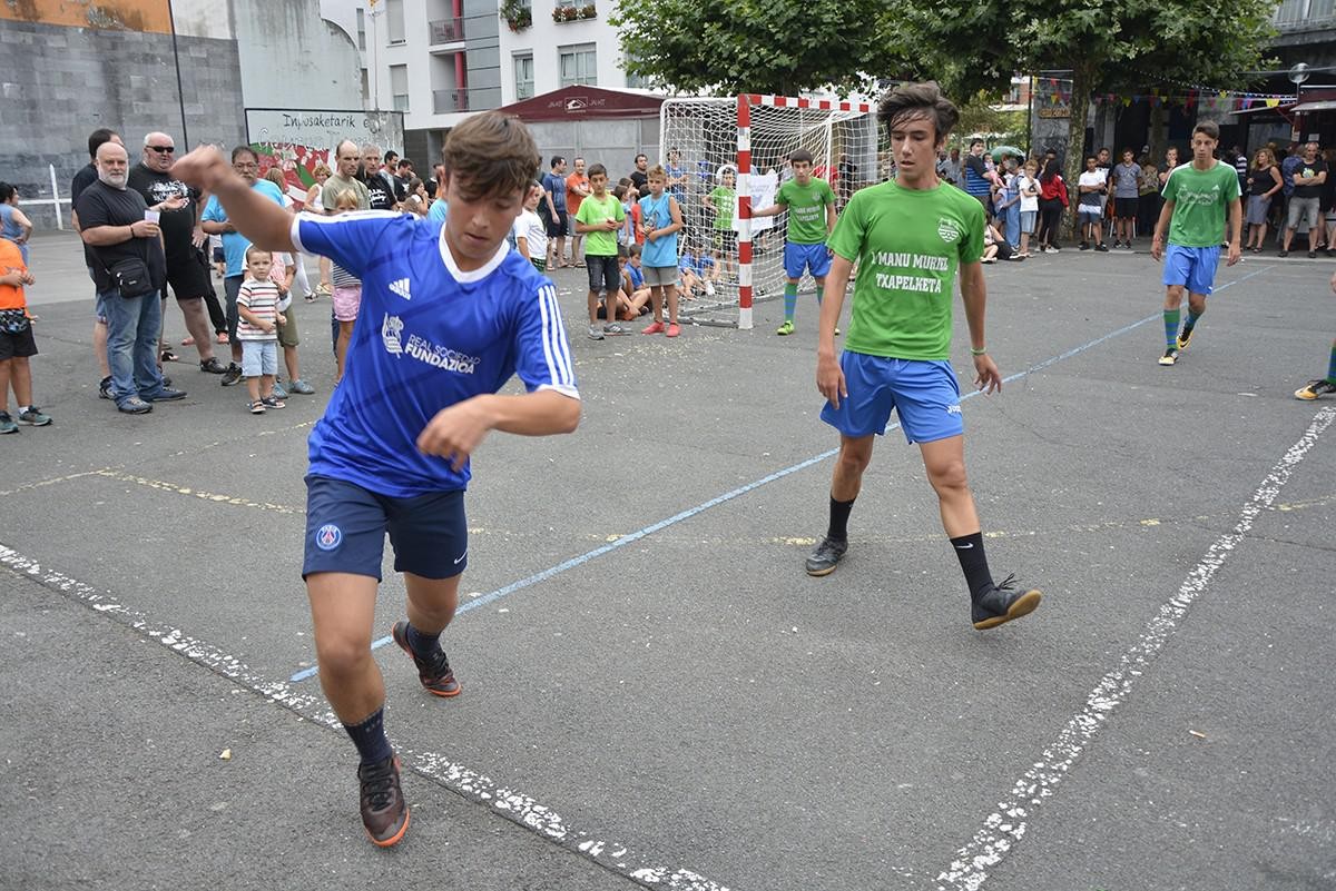 Gazteen futbito finala jokatu dute herriko plazan