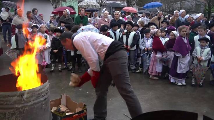 Aita Larramendi Ikastolako txikienak Gabon kantuan