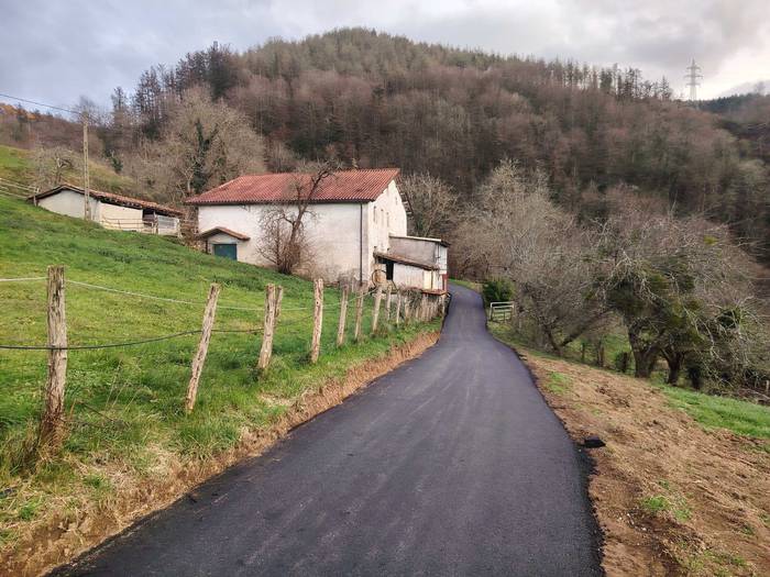 Egoera txarrean zeuden hiru herri-bide asfaltatu ditu Udalak