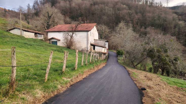 Egoera txarrean zeuden hiru herri-bide asfaltatu ditu Udalak