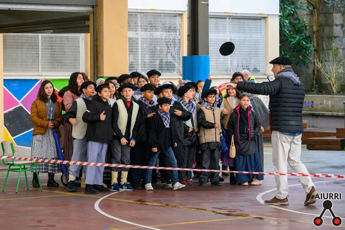 Ondarreta Herri Eskolak Gabonetako kantu erronda egingo du ostiralean