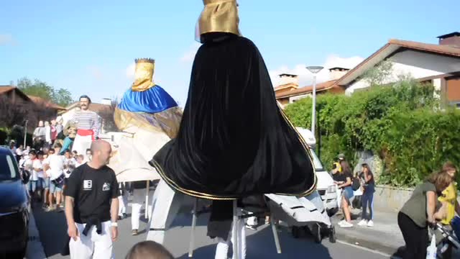 Erraldoi eta buruhandien konpartsa Zizurkilgo kaleetan dantzan