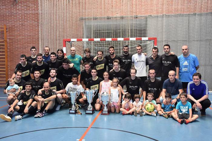 "Interbares" futbito txapelketa berreskuratzeko sinadura bilketa hasi dute