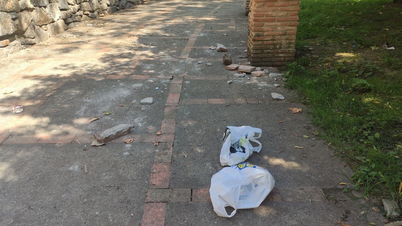 Otsabiko parkea zaborrez beteta dagoela salatu dute zenbait herritarrek
