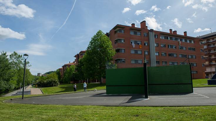 Jolas-parke inklusiboa eta komun publikoa jarriko dira Karrika auzoan