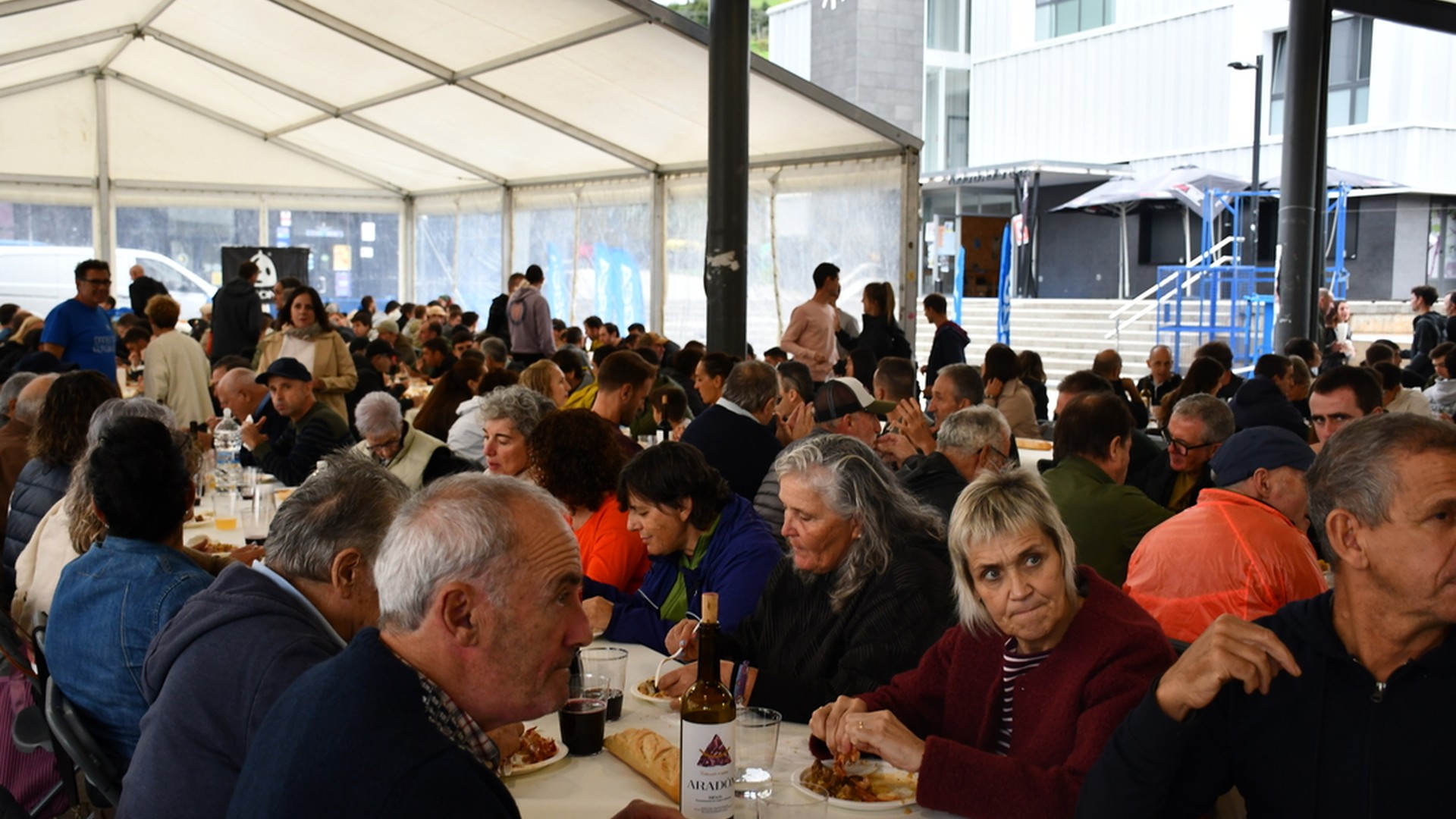 50 urteetan Danena taldean bizitako istorioak partekatu dituzte mahaiaren bueltan