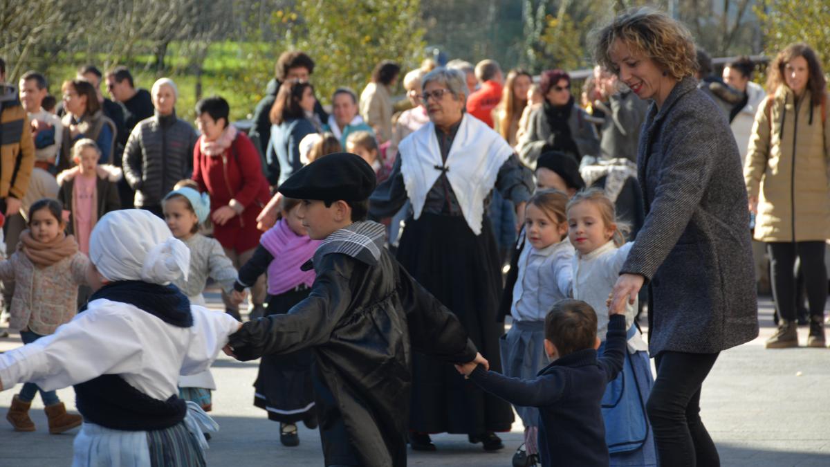 Bi dantza-saio antolatu ditu Urkik, abenduaren 20ko gaztai-jateari begira