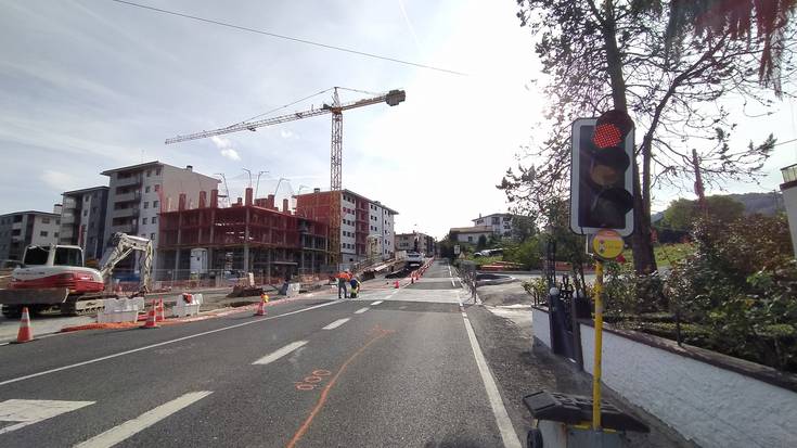 Herri sarreran semaforoa duen pasabidea ipini da, Ermotegiko lanak medio