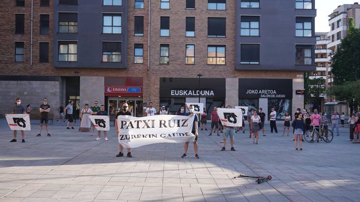 Patxi Ruiz euskal presoari elkartasuna adierazi diote hainbat herritarrek Zumea plazan