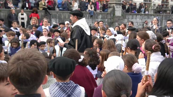 La Salle Berrozpeko irakasle eta ikasleak Santa Ageda bezperan kantari