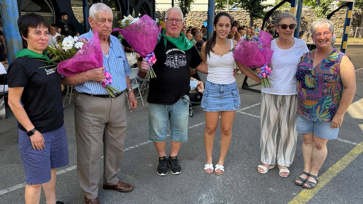 Jose Mari Gomendio, Maria Pilar Arabaolaza eta Victor Molano nabarmendu zituzten kaletxikitarren bazkarian
