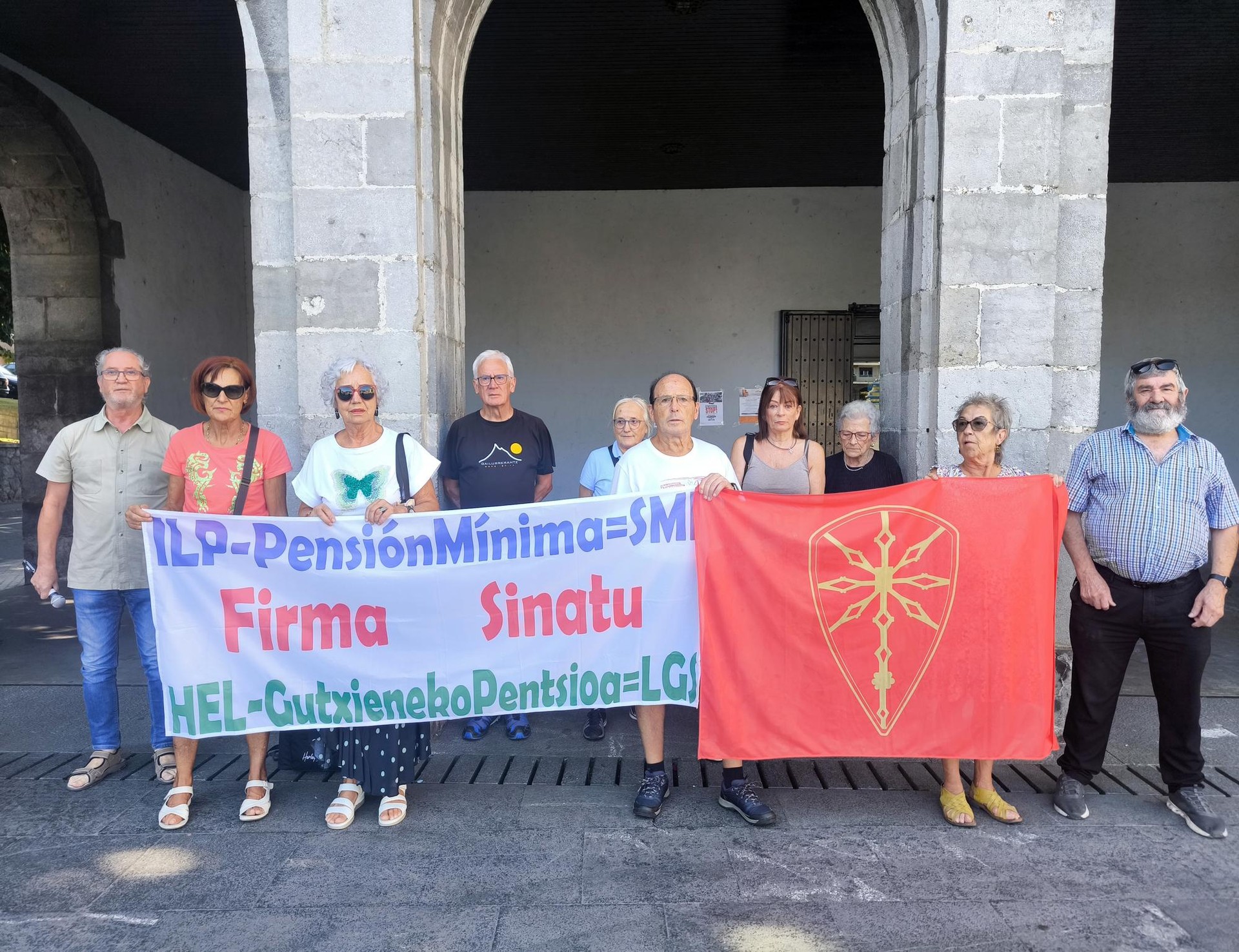 Haserre agertu ziren pentsiodunak elkarretaratzean, Jaurlaritzak ekinaldi legegileari ezetz esan diolako