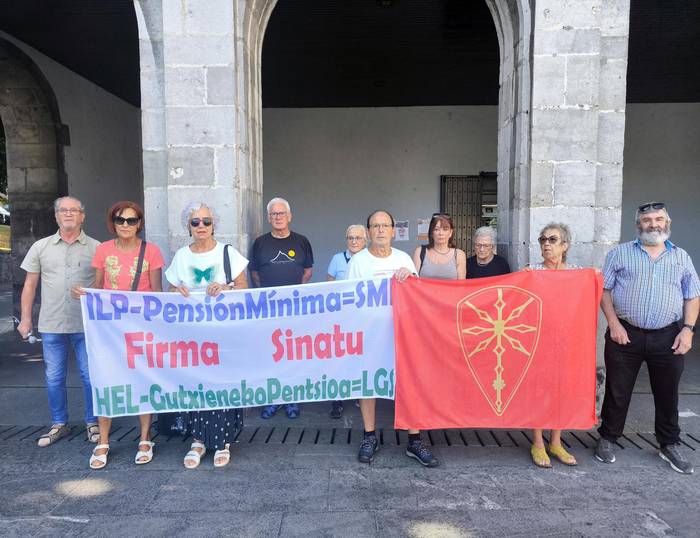 Haserre agertu ziren pentsiodunak elkarretaratzean, Jaurlaritzak ekinaldi legegileari ezetz esan diolako