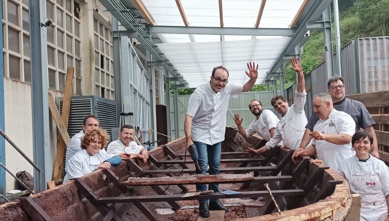 XVI. mendeko txokolatezko baletxalupa bat eraiki dute Gipuzkoako hainbat gozogilek