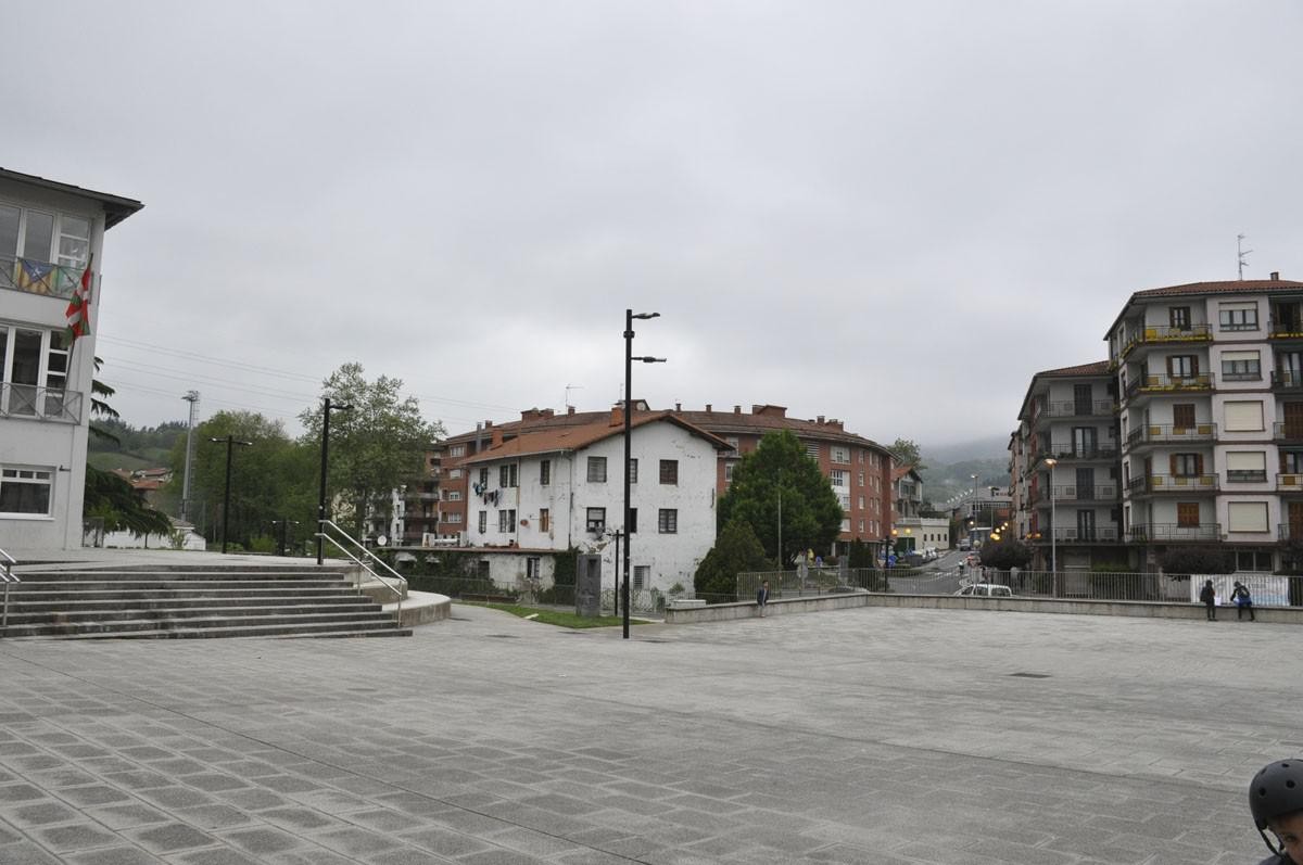 Joxe Arregi plazak estalpea izango du uda ondoren