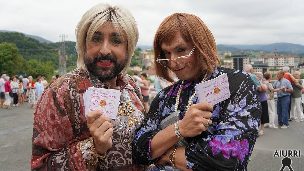 "Bingo musikala" ikuskizun umoretsuarekin eman zieten amaiera auzoko jaiei