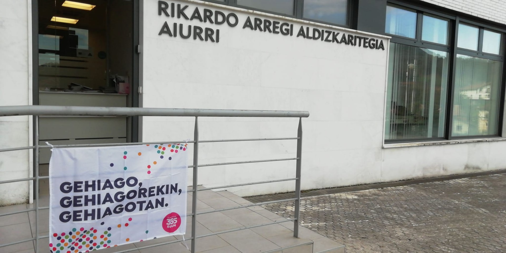 Euskaraldiaren banderak salgai daude Aiurriko egoitzan