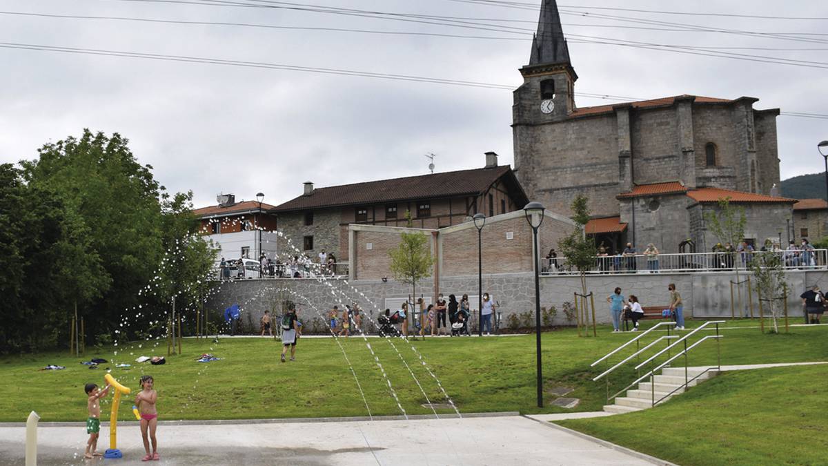 Maiatzaren 1ean jarriko dute martxan Adunako ur parkea