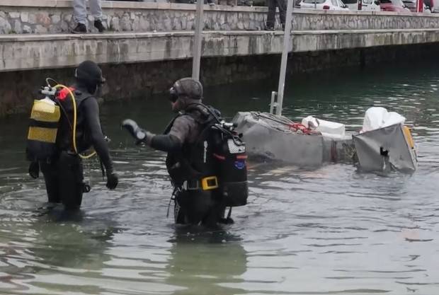 Topatu eta atera dute azaroaren 22an ibaira bota zuten Olazabalen omenezko eskultura