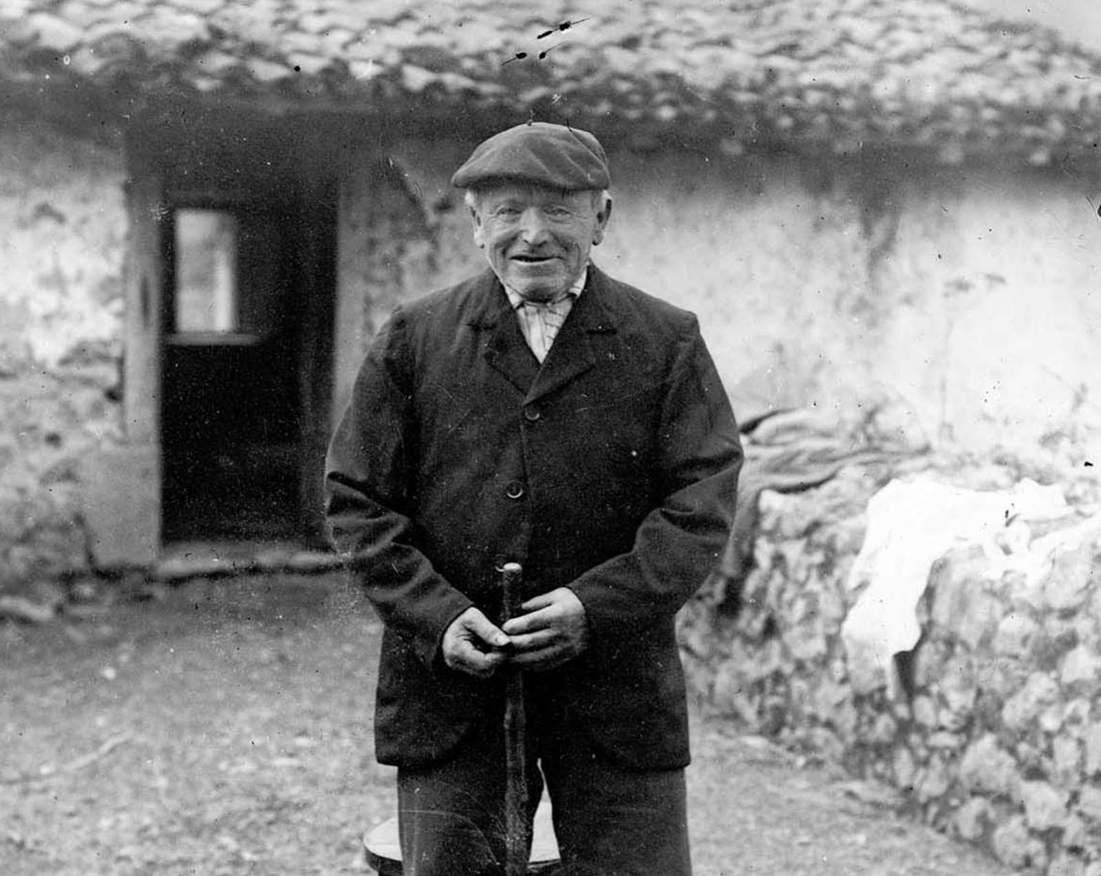 Pello Errota bertsolari handia gogoan, mendeurrenaren atarian