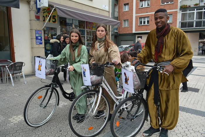 Errege Magoen pajeek haurren eskutitzak jaso dituzte