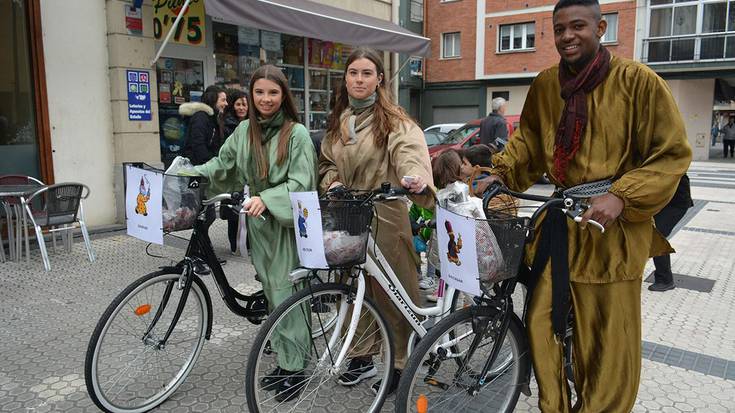 Errege Magoen pajeek haurren eskutitzak jaso dituzte