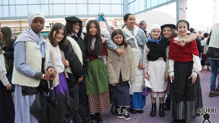 Gabon kantuan aritu dira Ondarreta Herri Eskolako irakasle, ikasle eta gurasoak