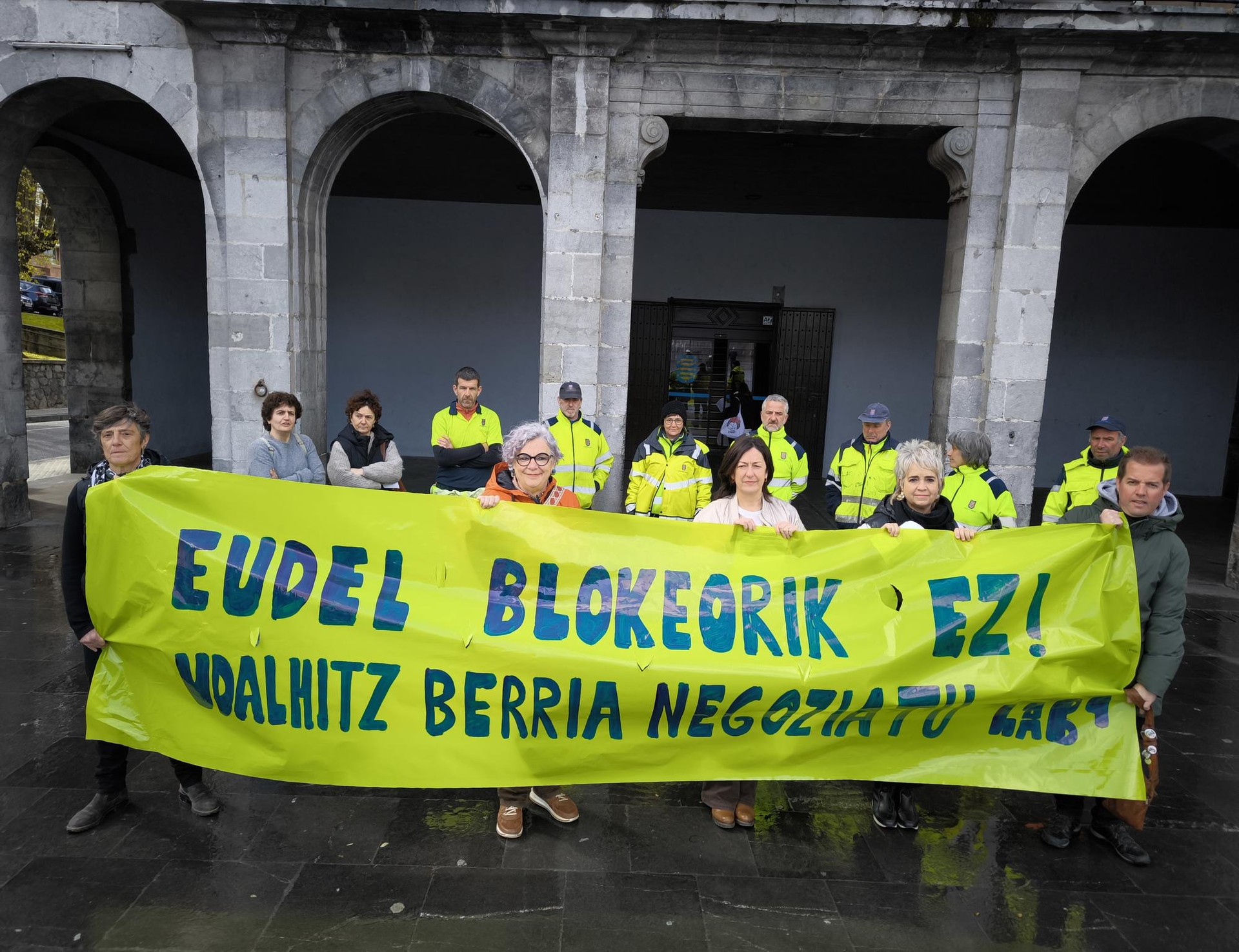 Udalhitz langile publikoen hitzarmena "edukiz betetzeko" eskatu dute LABeko kideek