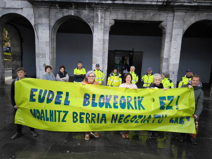Udalhitz langile publikoen hitzarmena "edukiz betetzeko" eskatu dute LABeko kideek