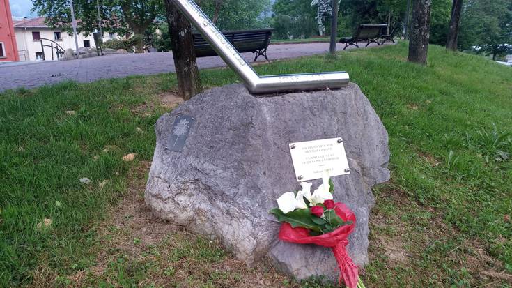 Koronabirusak eragindako biktimen aldeko omenaldia Lopez de la Calle parkean