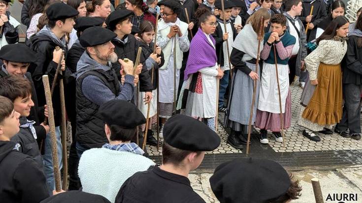 Santa Ageda bezperako ohitura berritu dute Zubimusu ikastolako kideek