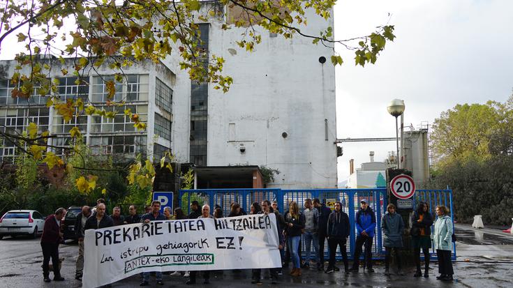 Elkarretaratzea egin dute Antex Fibres enpresan, hildako eta larriki zauritutako bi langileen harira