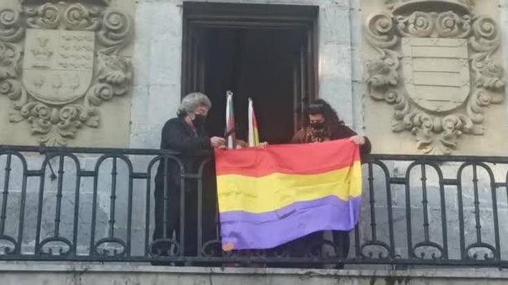 Bandera errepublikanoa udaletxeko balkoian ipini dute
