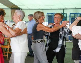 Dantzan eman dute jubilatuek bazkalostea