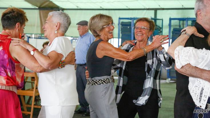 Dantzan eman dute jubilatuek bazkalostea