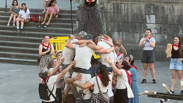 Gogoari ezin eutsirik, bat-bateko Axeri Dantzari ekin zioten San Juan eguneko ilunabarrean, Goikoplazan