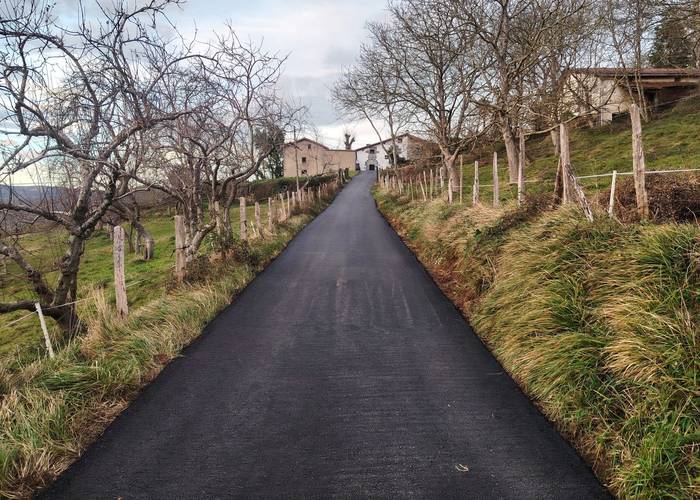 Egoera txarrean zeuden hiru herri-bide asfaltatu dituzte Amasan