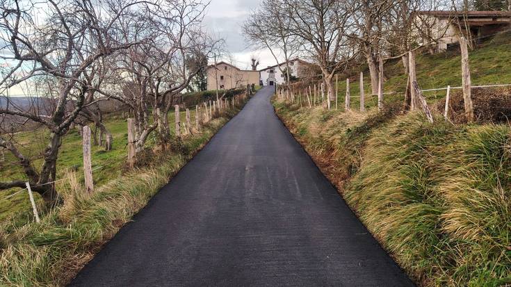 Egoera txarrean zeuden hiru herri-bide asfaltatu dituzte Amasan