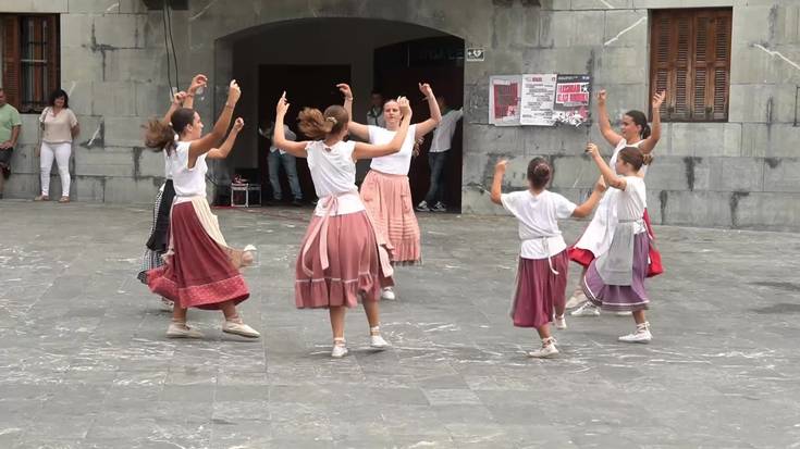 Adunako gaztetxoen euskal dantzen erakustaldia