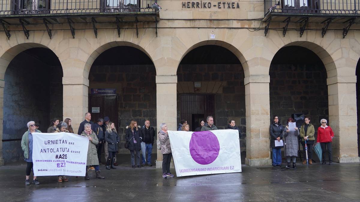Elkarretaratzea egin du Urnietako Udalak, Indarkeria Matxistaren Aurkako Nazioarteko Egunean