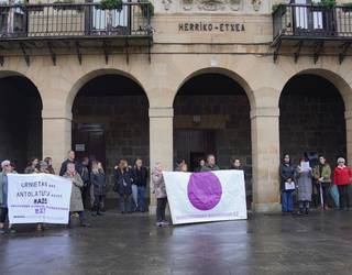 Elkarretaratzea egin du Urnietako Udalak, Indarkeria Matxistaren Aurkako Nazioarteko Egunean