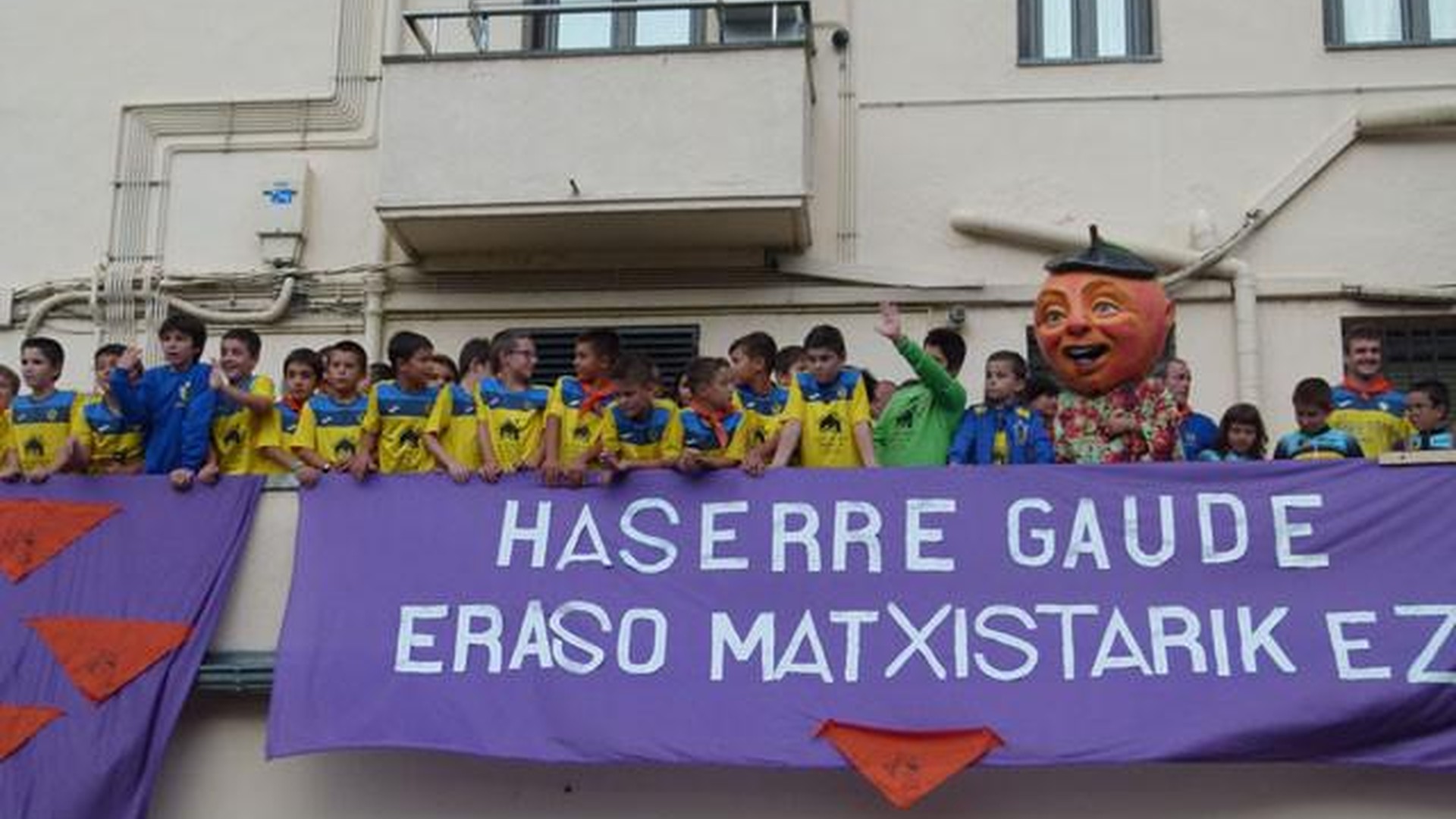 Eraso matxisten kontrako mezua indarrean, jaien hasieran