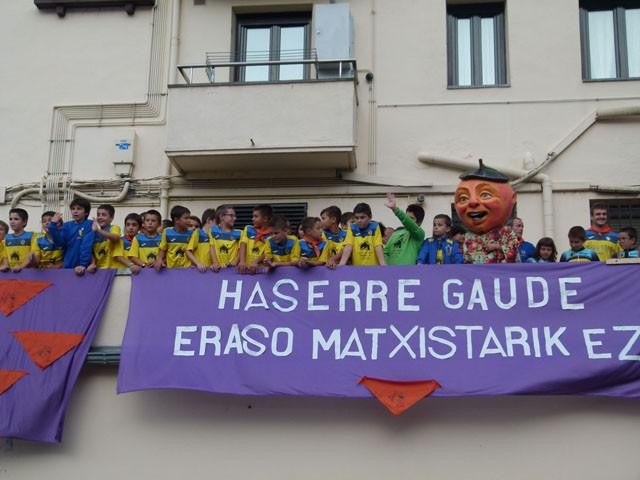 Eraso matxisten kontrako mezua indarrean, jaien hasieran