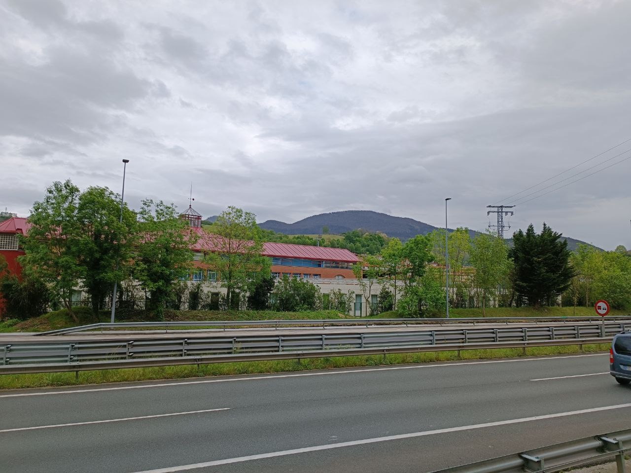 Aita Larramendi ikastolaren aurrean pantaila akustikoak jartzeko lizitazioa martxan jarriko du Gipuzkoako Foru Aldundiak
