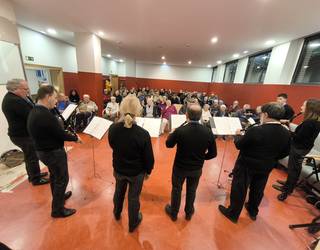 Olagaingo txistulariek Gabon doinuak zabaldu dizkiete San Juan Bataiatzailea egoitzako egoiliarrei