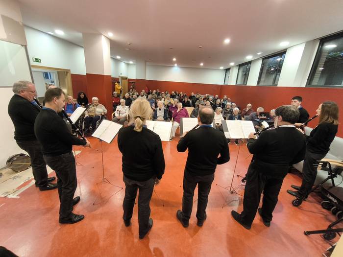 Olagaingo txistulariek Gabon doinuak zabaldu dizkiete San Juan Bataiatzailea egoitzako egoiliarrei