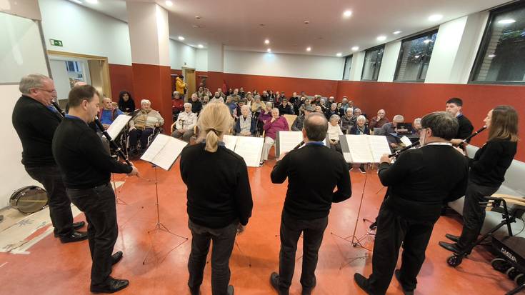 Olagaingo txistulariek Gabon doinuak zabaldu dizkiete San Juan Bataiatzailea egoitzako egoiliarrei