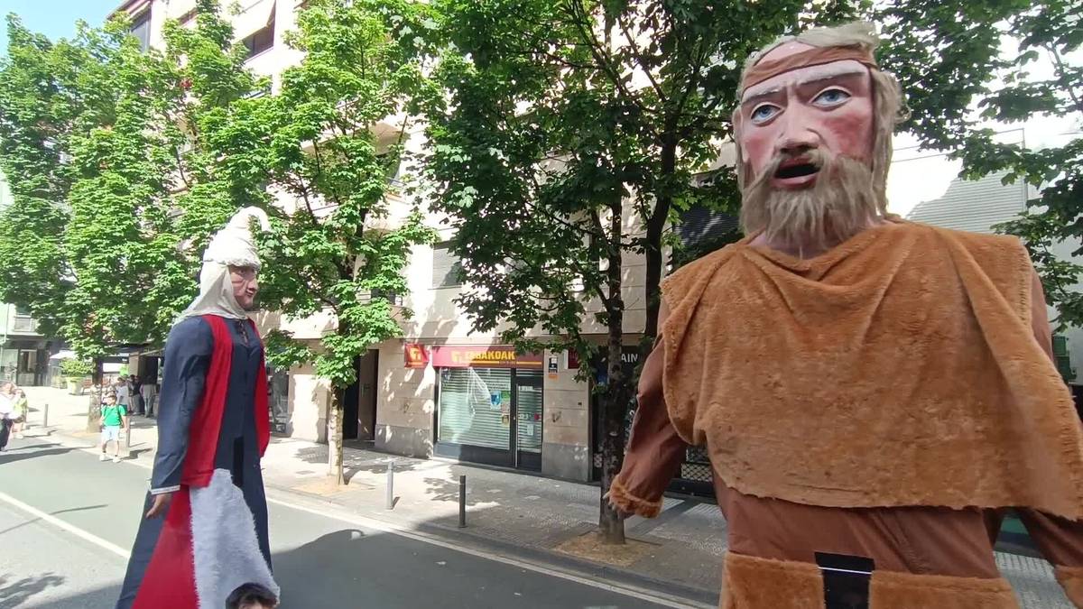 Erraldoien konpartsen topaketa Zumea plazatik abiatu da