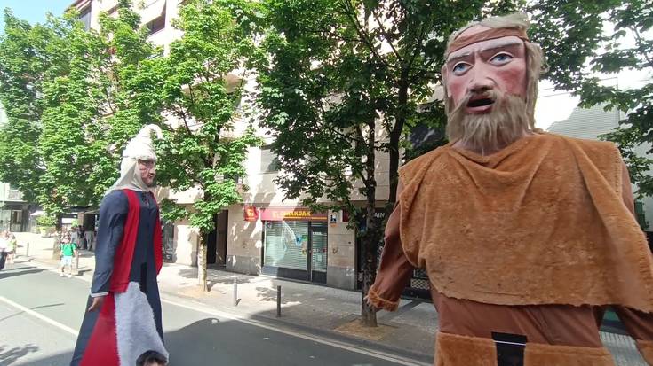 Erraldoien konpartsen topaketa Zumea plazatik abiatu da